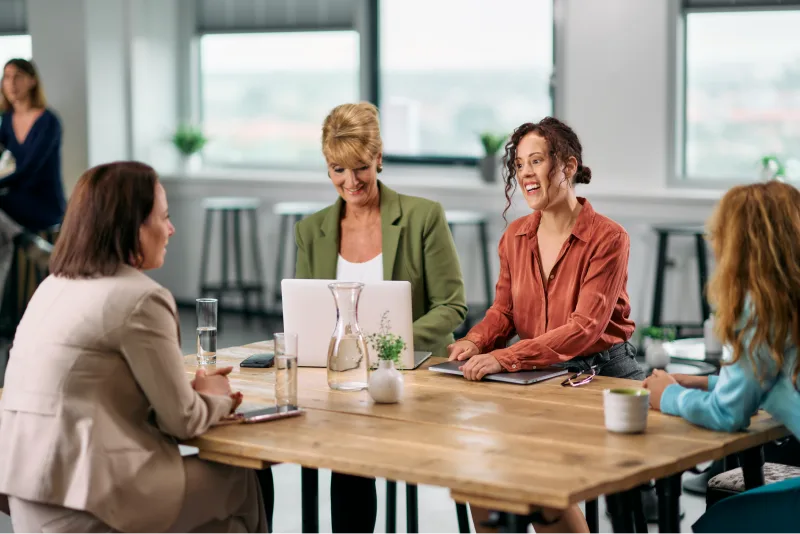 Drie vrouwen in gesprek met klanten