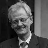 Man met grijs haar en bril