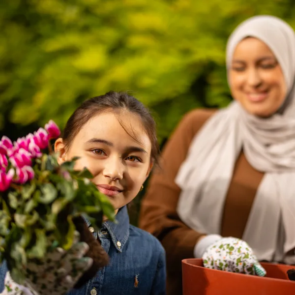 JES - header - nieuwe campagne - Soumia planten met dochter