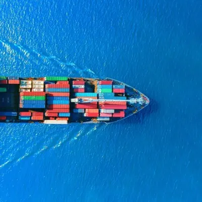 Varend schip met gekleurde containers