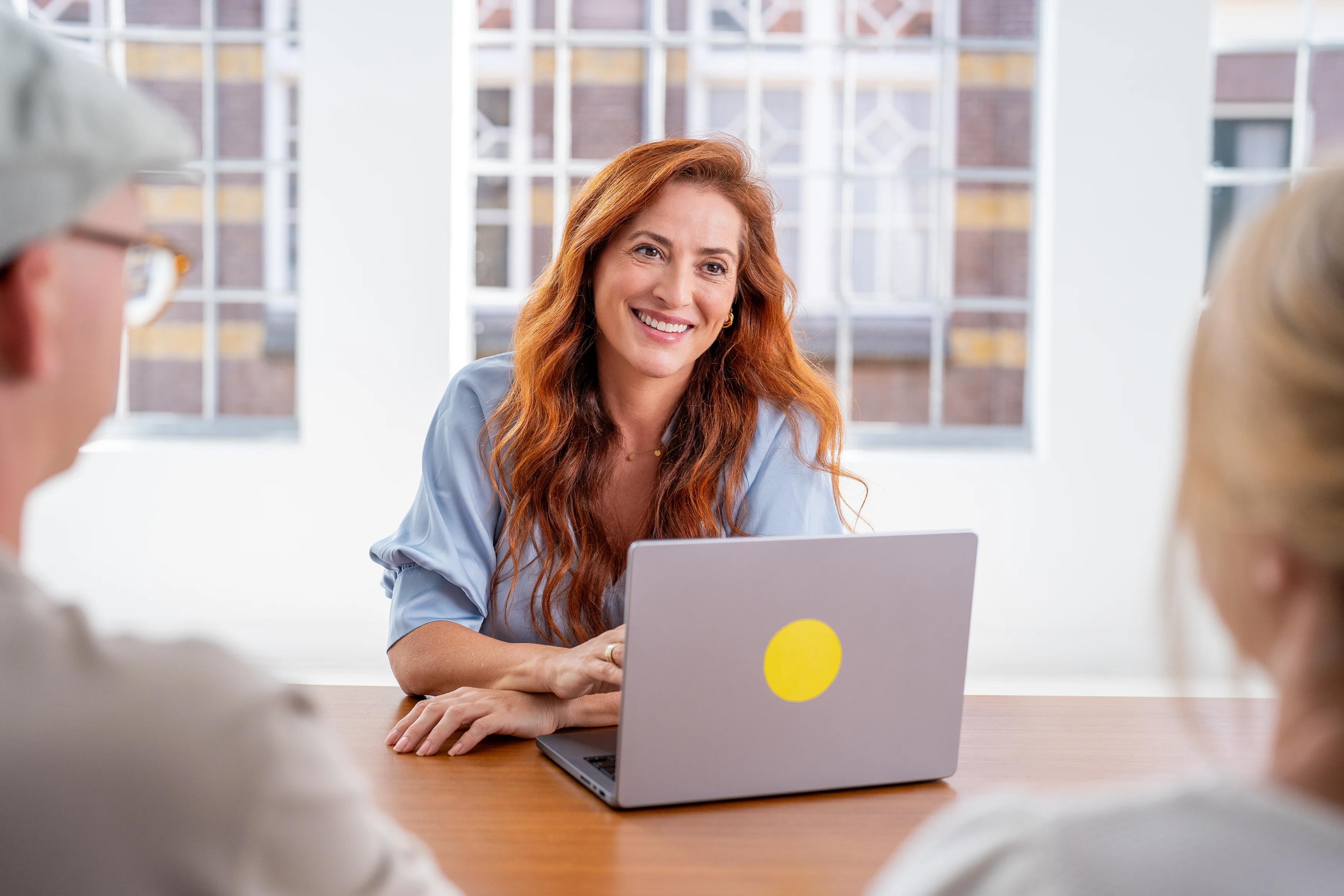 vrouw met laptop en gele bal