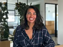 Renushka aan een bar lachend naar de camera