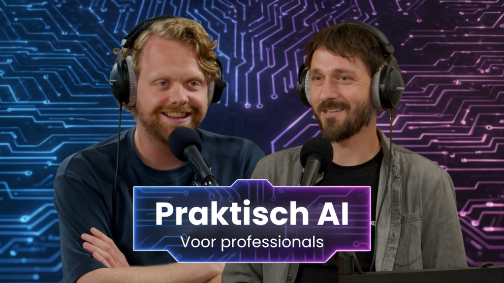 Twee mannen met koptelefoons en microfoons tijdens een podcastopname, met de tekst ‘Praktisch AI – Voor professionals’ tegen een blauw-paarse digitale achtergrond.