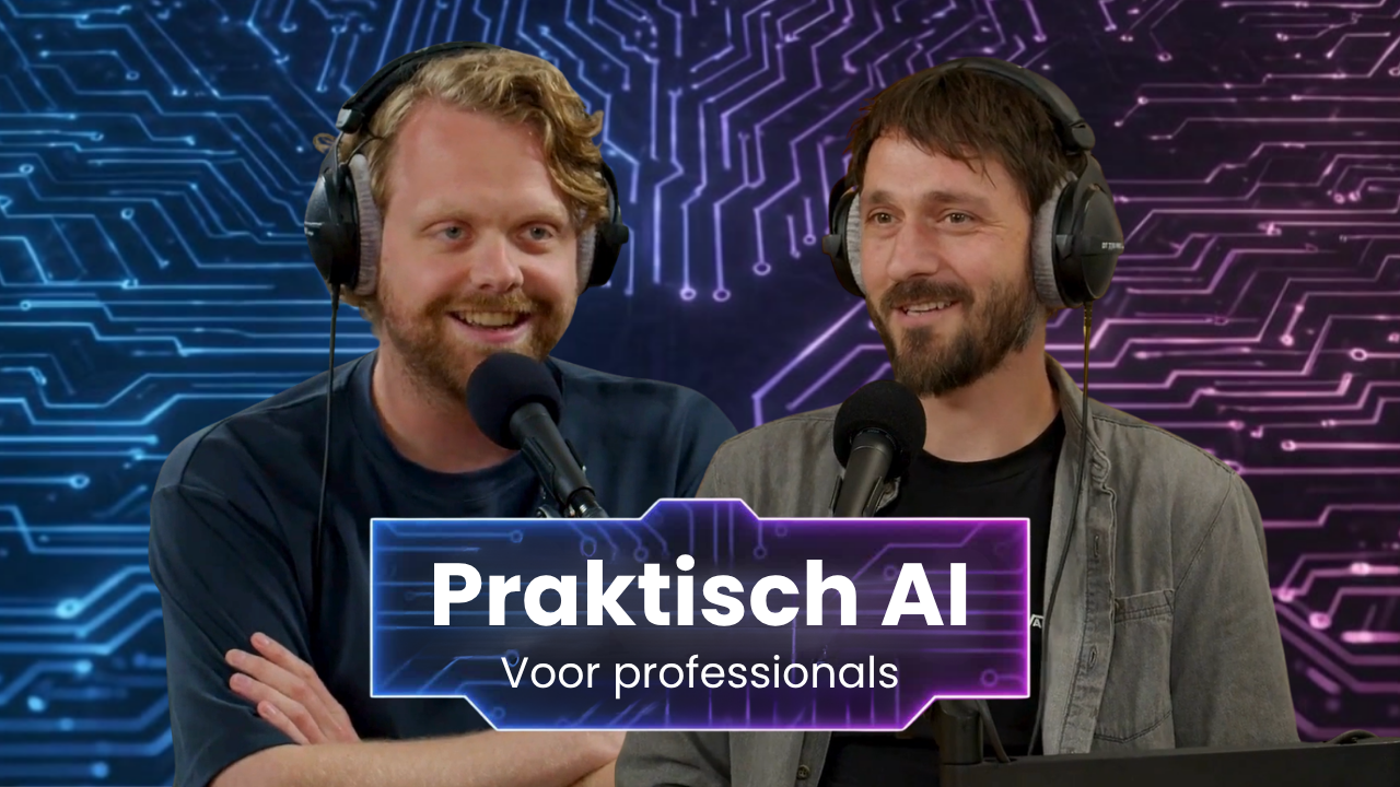 Twee mannen met koptelefoons en microfoons tijdens een podcastopname, met de tekst ‘Praktisch AI – Voor professionals’ tegen een blauw-paarse digitale achtergrond.