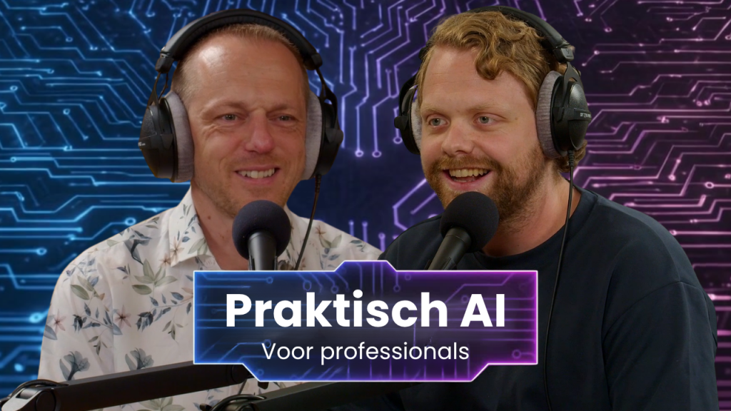 Twee mannen met koptelefoons en microfoons tijdens een podcastopname, met de tekst ‘Praktisch AI – Voor professionals’ tegen een blauw-paarse digitale achtergrond.