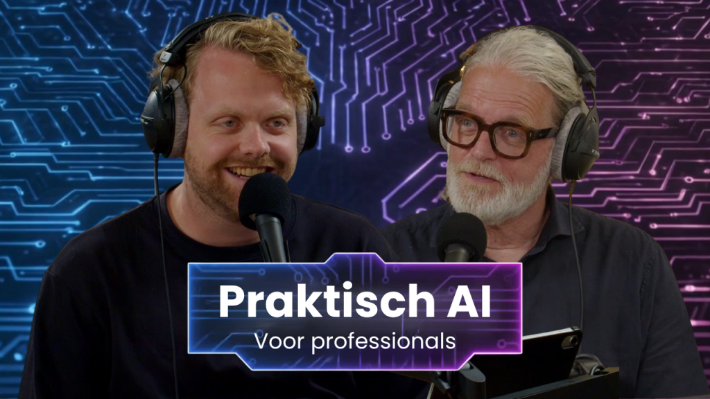 Twee mannen met koptelefoons en microfoons tijdens een podcastgesprek, met de tekst ‘Praktisch AI – Voor professionals’ tegen een blauw-paarse digitale achtergrond.