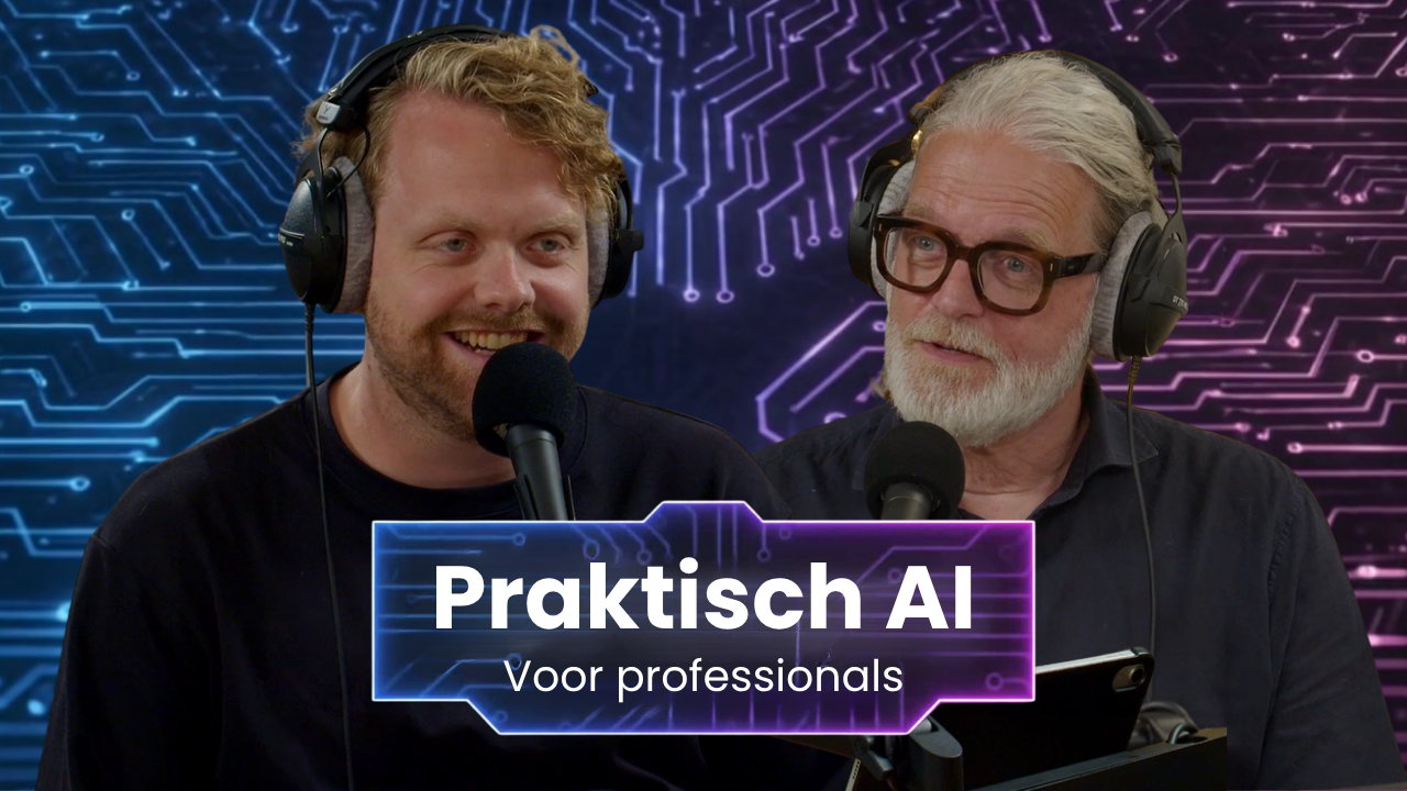 Twee mannen met koptelefoons en microfoons tijdens een podcastgesprek, met de tekst ‘Praktisch AI – Voor professionals’ tegen een blauw-paarse digitale achtergrond.