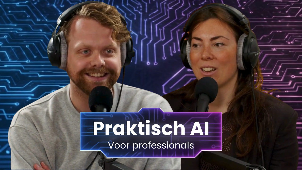 Man en vrouw met koptelefoons en microfoons tijdens een podcastopname, met de tekst ‘Praktisch AI – Voor professionals’ tegen een blauw-paarse digitale achtergrond.