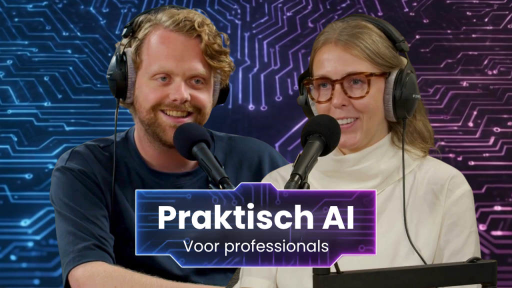 Man en vrouw met koptelefoons en microfoons tijdens een podcastgesprek, met de tekst ‘Praktisch AI – Voor professionals’ tegen een blauw-paarse digitale achtergrond.