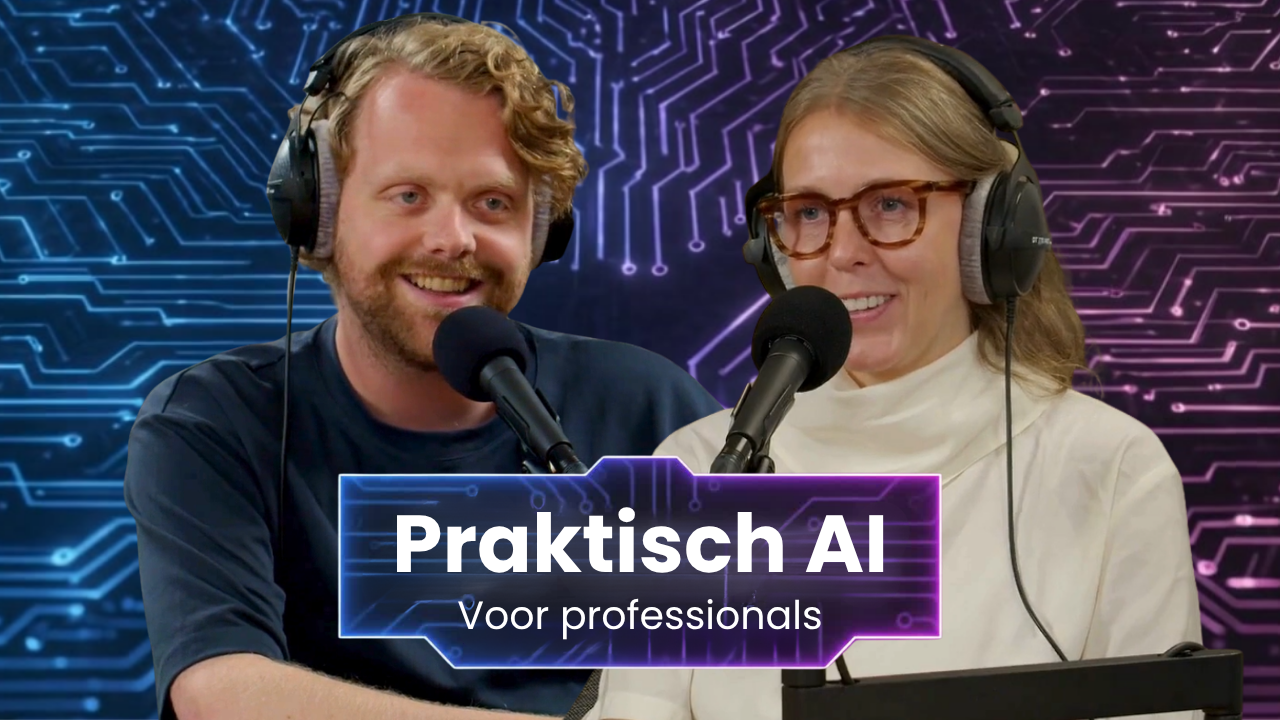 Man en vrouw met koptelefoons en microfoons tijdens een podcastgesprek, met de tekst ‘Praktisch AI – Voor professionals’ tegen een blauw-paarse digitale achtergrond.