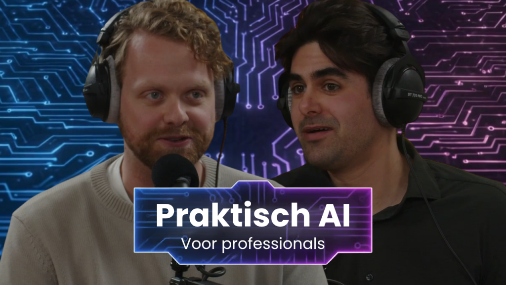 Twee mannen met koptelefoons en microfoons tijdens een podcastopname, met de tekst ‘Praktisch AI – Voor professionals’ tegen een blauw-paarse digitale achtergrond.
