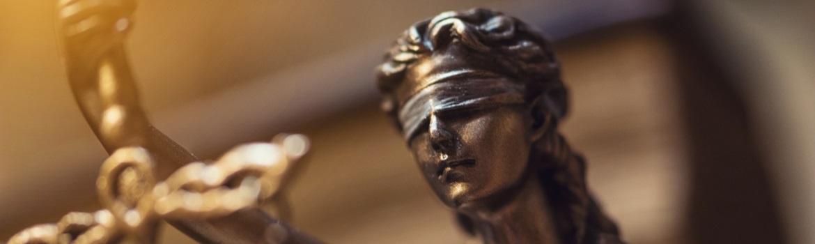 Vrouwe Justitia is niet langer blind, maar scheel